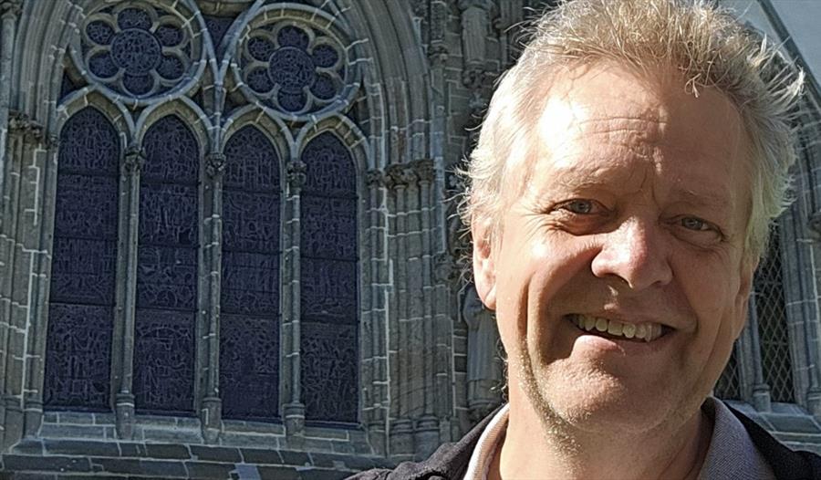 Tarald Aano ved siden av Stavanger Domkirke