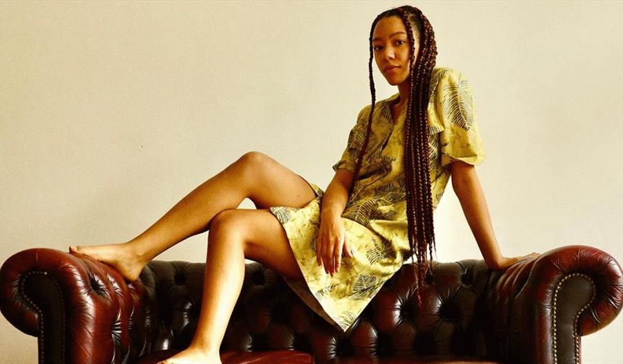 Sanyu sitter på baksiden av sofaen