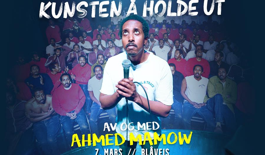 Ahmed Mamow med mikrofonen på show