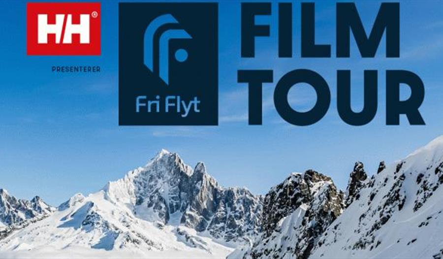 Snødekte fjell med Fri Flyt Film Tour skrevet på