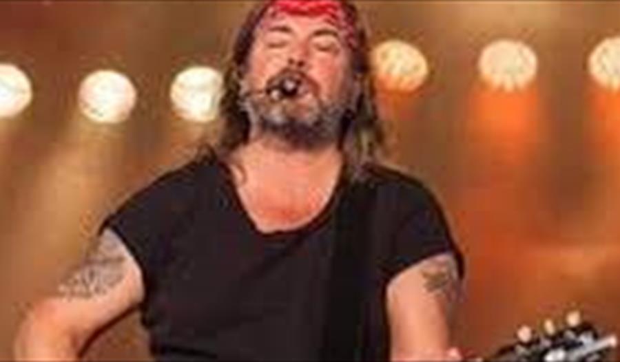 Geir Halleland synger med gitar