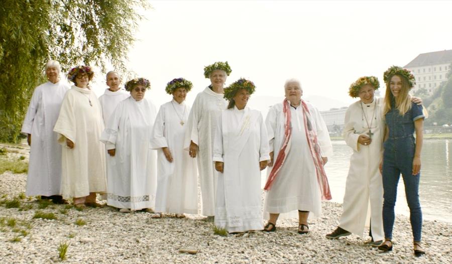 Inna Schevchenko og ni priests