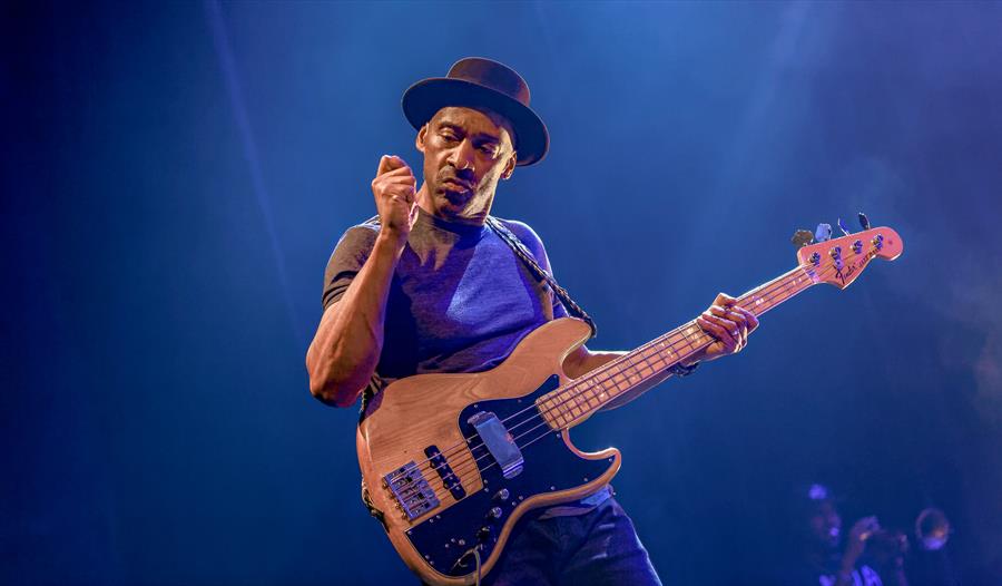 Marcus Miller med gitar på konsert