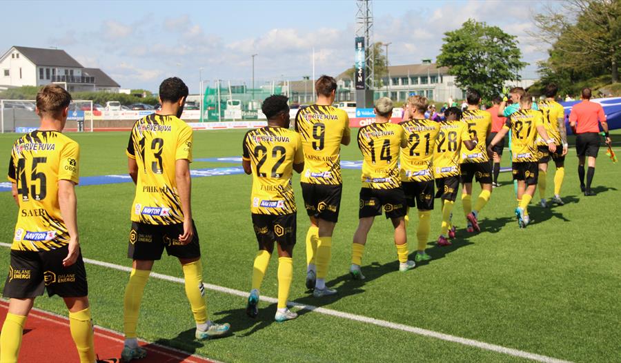 Eik fotballspillere på fotballbane