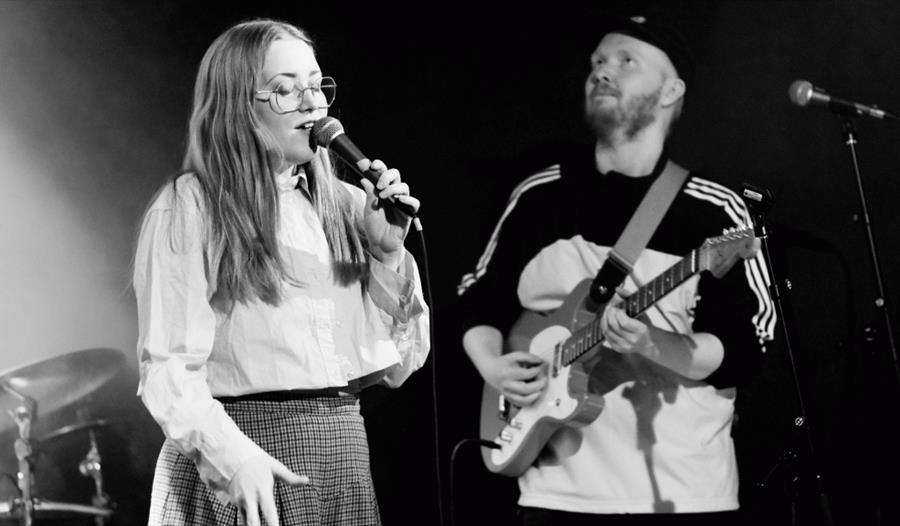 Rebecka Håland Skilbred singer og Nikolai Bergstad spiller gitar