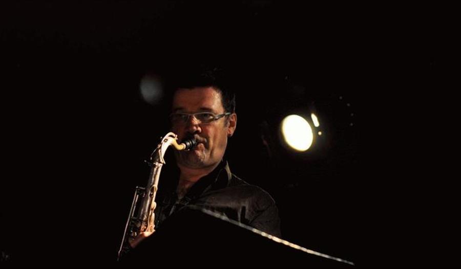 Rob Burke spiller saksofon