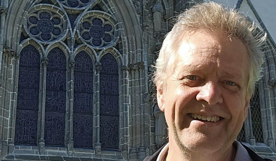 Tarald Aano ved siden av Stavanger Domkirke