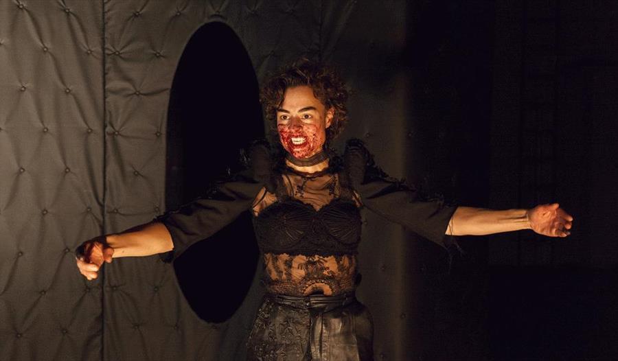 Kvinne med skitten ansikt