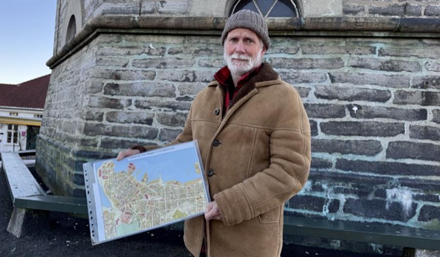 John Gunnar Johnsen, leder av byvandring, med kart