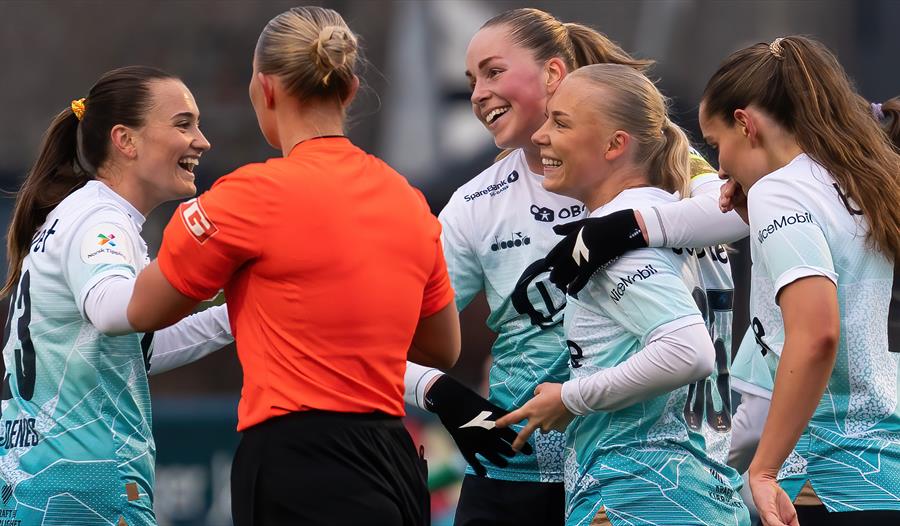 Viking kvinner på fotballbane
