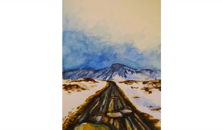 Bildet av en vei i de snødekte fjellene