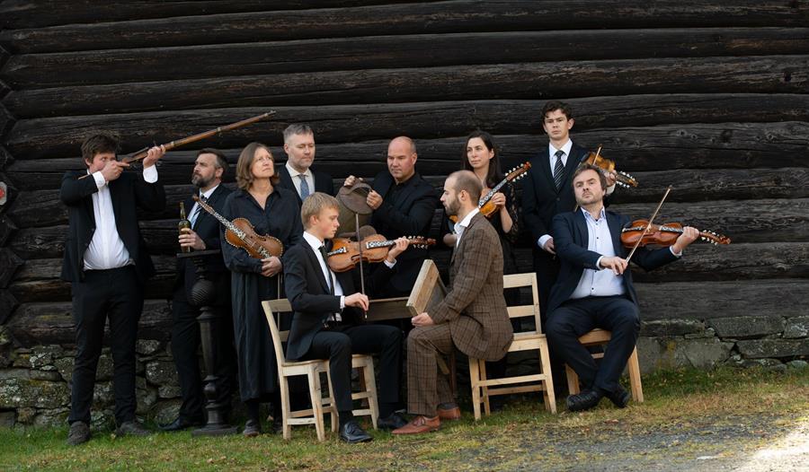 Gorrlaus ensemble spiller folk musikk