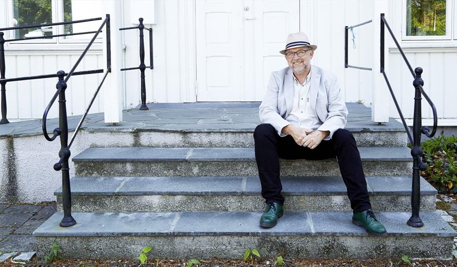 Ivar Nygaard sitter på verandaen