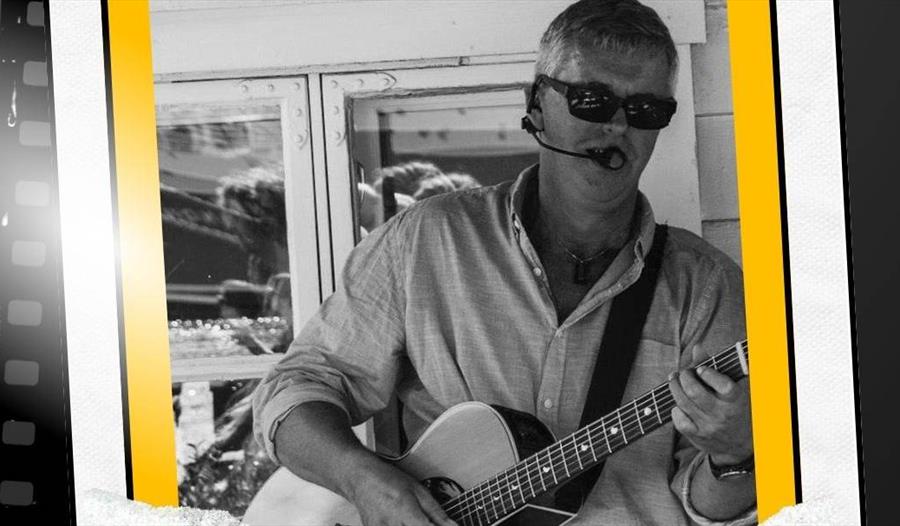 Ingvald Alvseike synger og spiller gitar