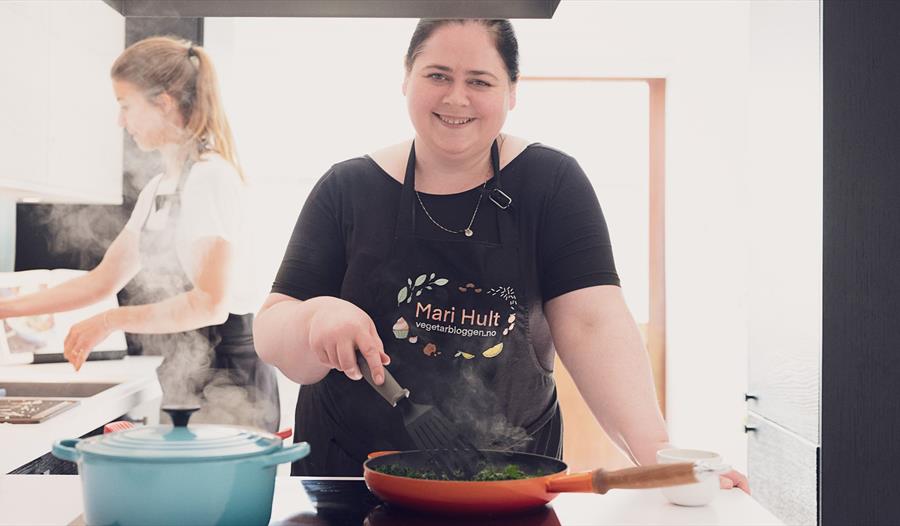 Mari Hult lager mat med hjemmedyrkede grønnsaker.