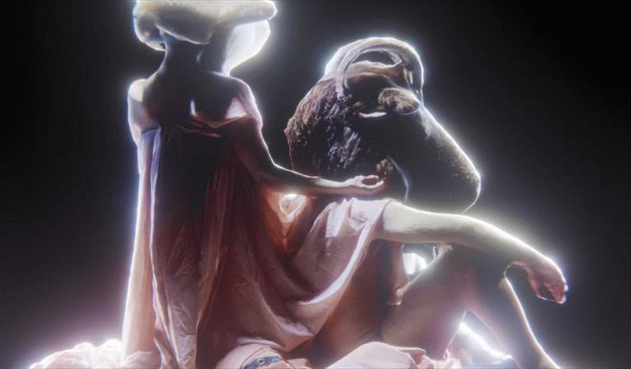 To halvnakne skikkelser i diskret lys