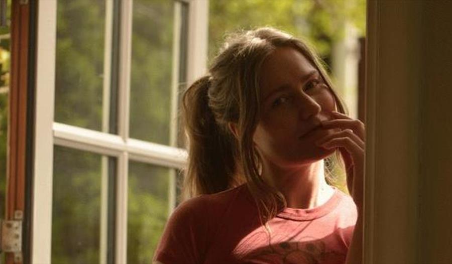 Signe Marie Rustad står i åpen dør