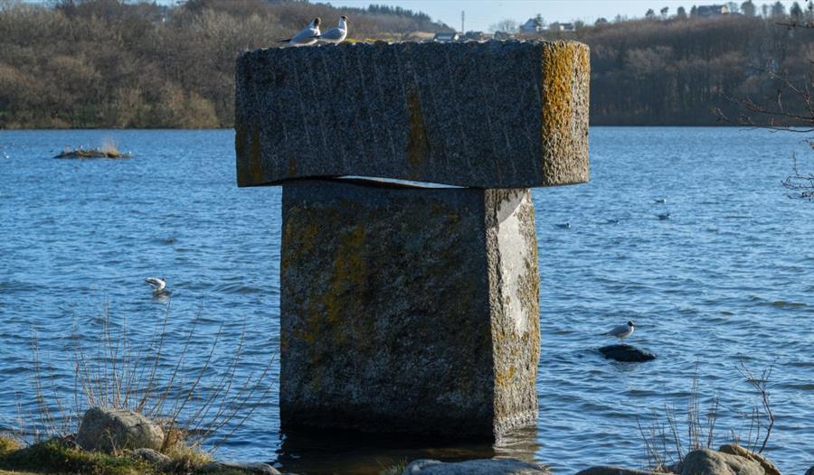 Stele for Stavanger på marken ved Mostun.