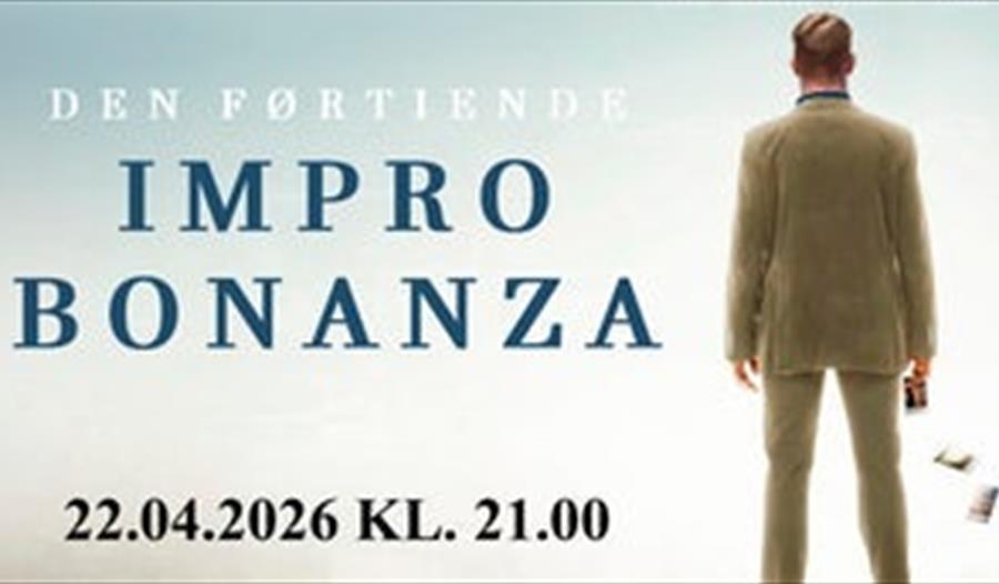 Mannen står med ryggen til seg