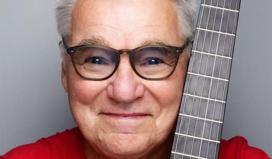 Lars Klevstrand med gitar