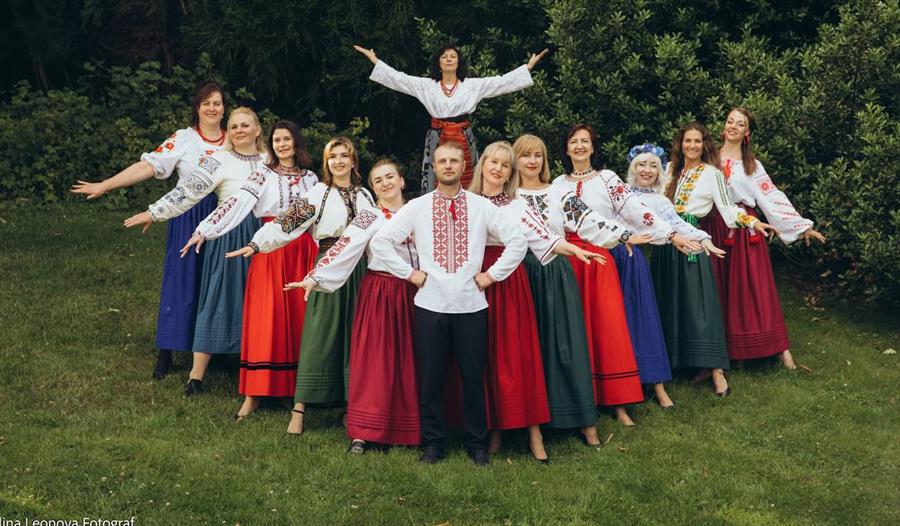 Det ukrainske koret Mirja i en lysning
