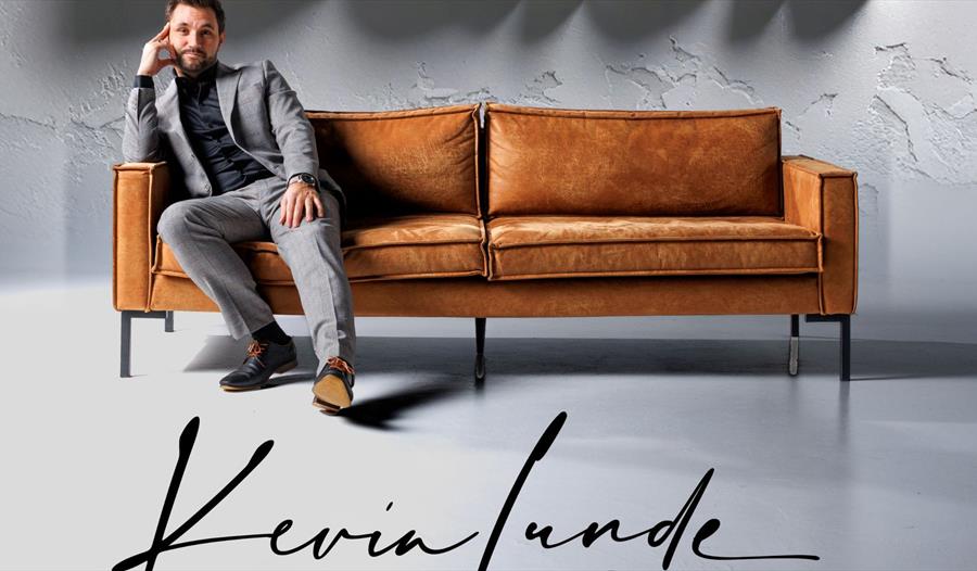 Kevin Lunde sitter på sofa