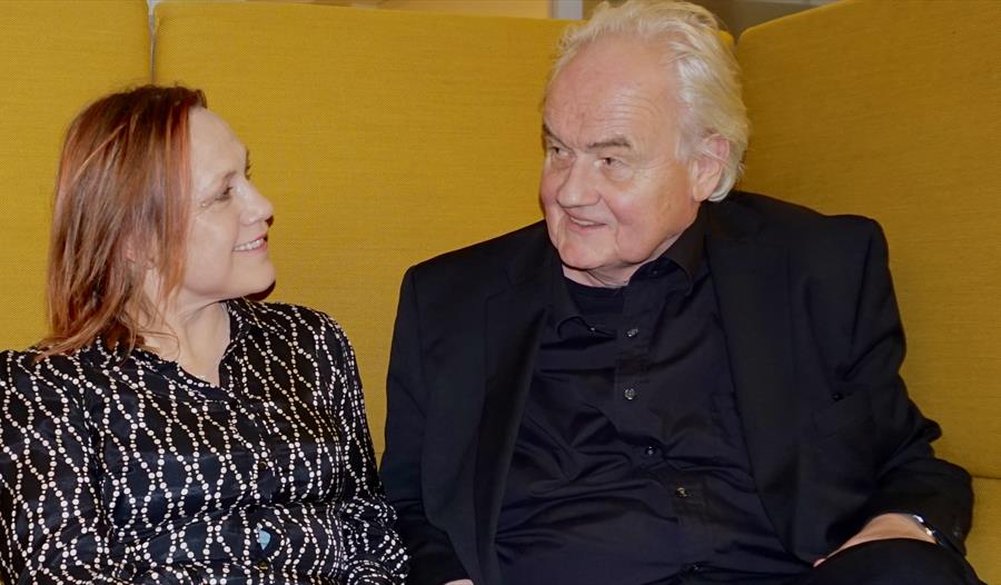 Anneli Drecker & Ketil Bjørnstad sitter på sofa og se på hverandre