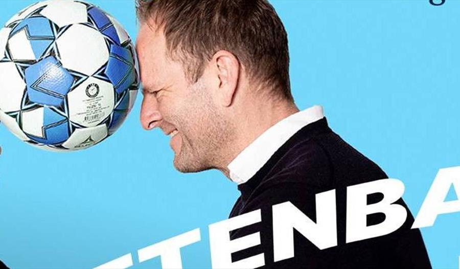 To menn med en ball mellom hodene sine