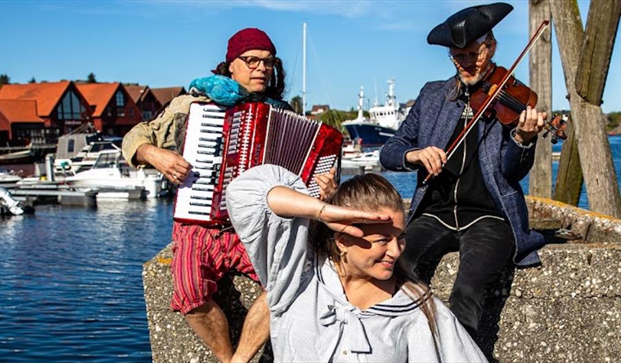 Sjørøvermusikantene Ragnvald Wernøe og Lars Ole Bergersen med artist Marthine Høiland Lode