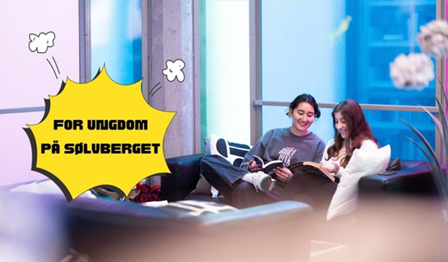 To jenter diskuterer bøker på biblioteket