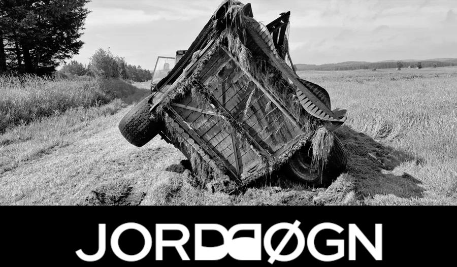 En veltet bil på en landevei