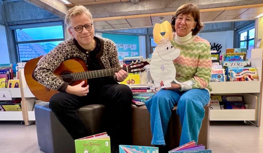 Eli-Gunn og Ebbe fra Sølvberget på forestilling om Mummitrollet