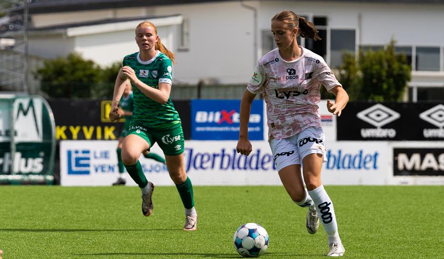 Viking kvinner spiller fotball