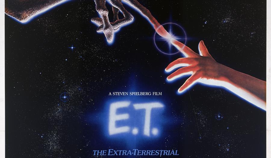 To fingerer møtes med lys