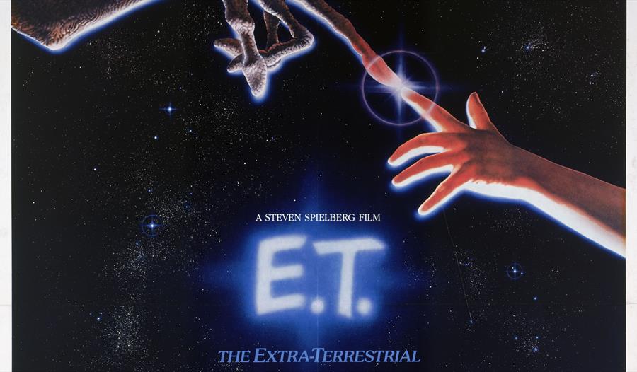 To fingerer møtes med lys