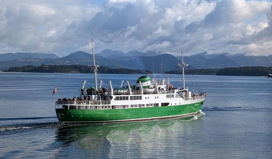 Nattruten MS Sandnes seiler i fjorden