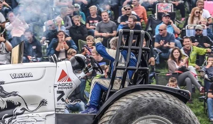 Traktorpulling og publikum som ser på