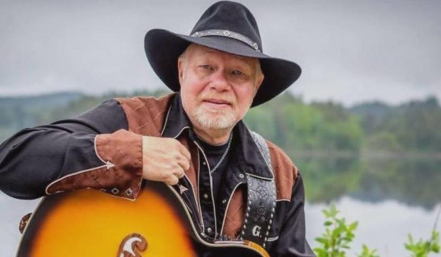 G Thomas (Gunnar Thommesen) med gitar