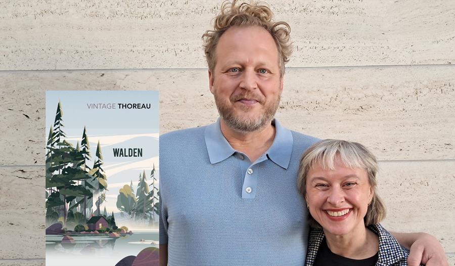 Tomas Gustafsson og Janne Stigen Drangsholt med boka "Walden"