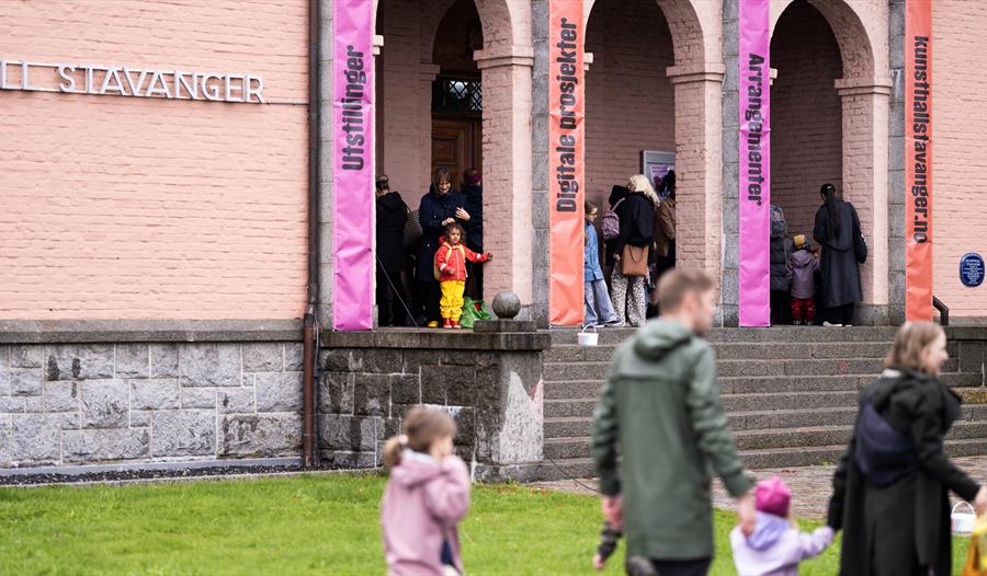 Foto av Stavanger Kunsthall med inngang