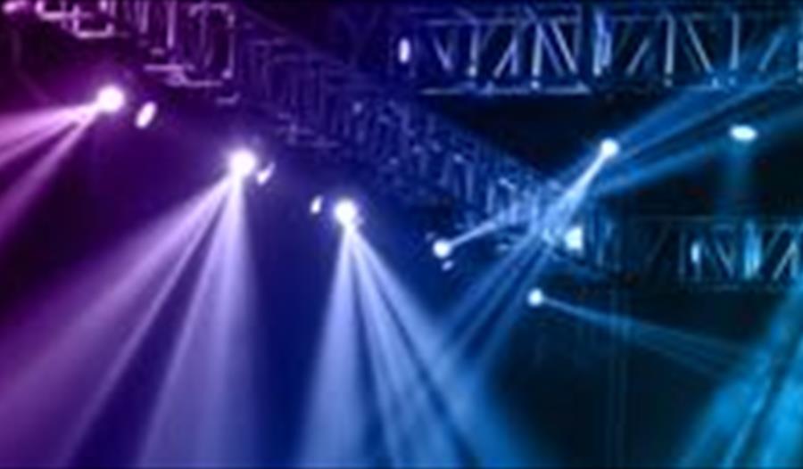 Scene opplyst av spotlights