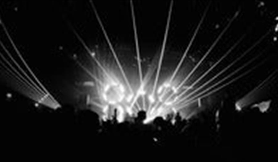Konsert i den mørke salen med lys på scenen