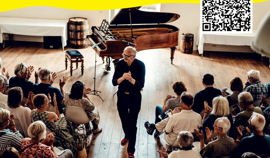 Konserthall med applauderende publikum
