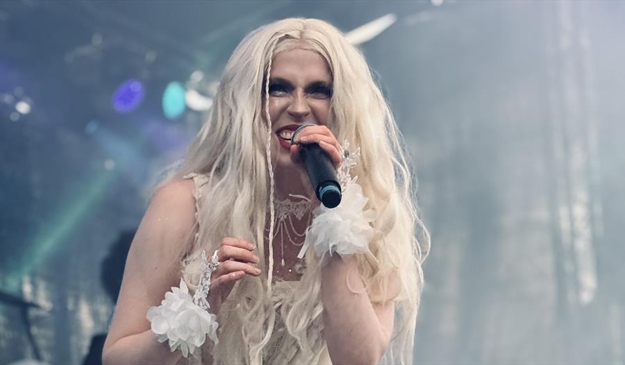 EleVina (Elina Lund) singer på konserten