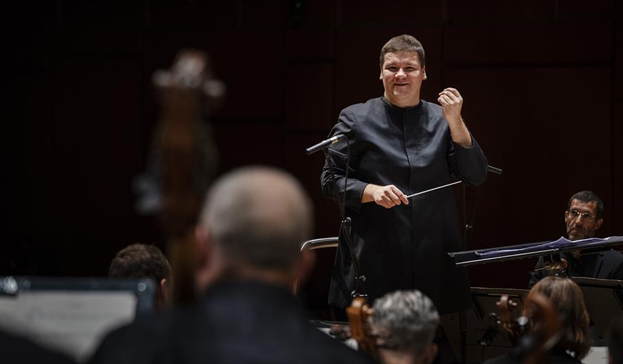 Dirigent Andris Poga med Stavanger Symfoniorkester