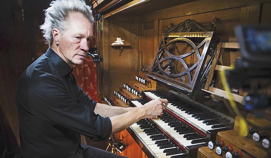 Gunnar Idenstam ved orgel