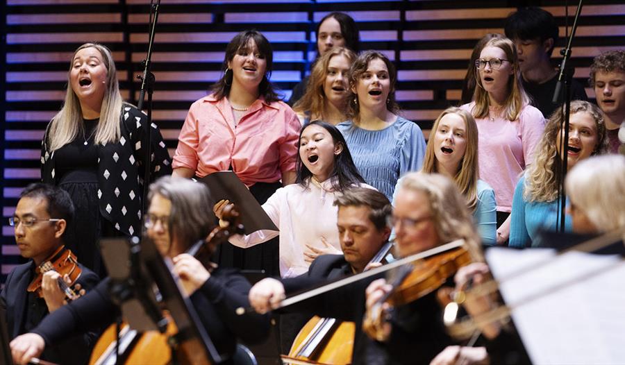 Stavanger Symfoniorkester og kor på scenen