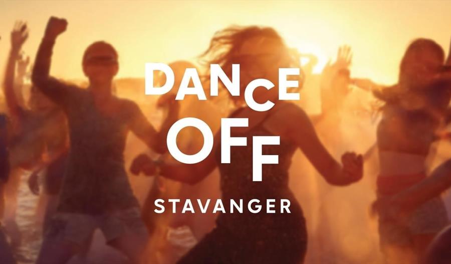 Mennesker danser ved soloppgang