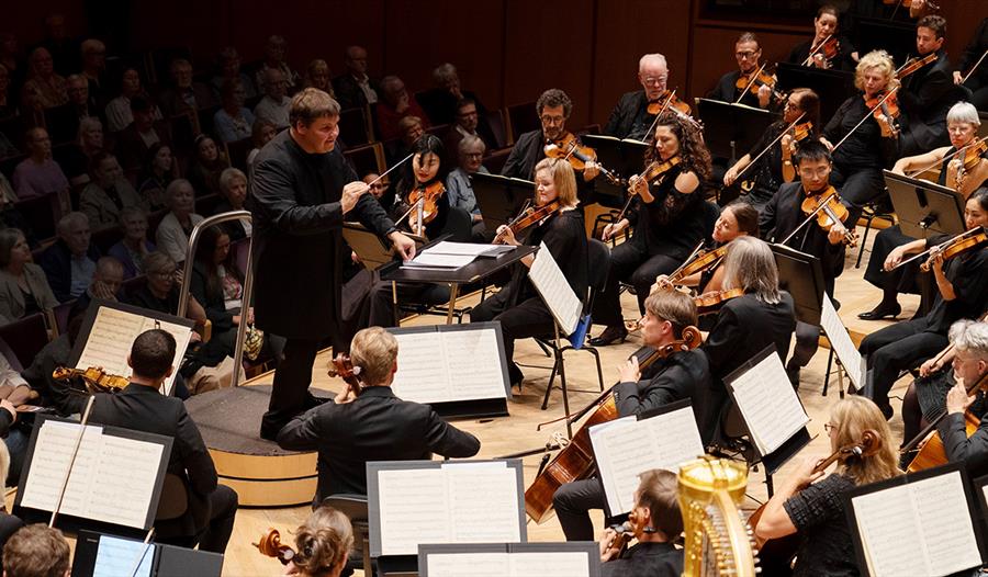 Stavanger Symfoniorkester spiller på scenen