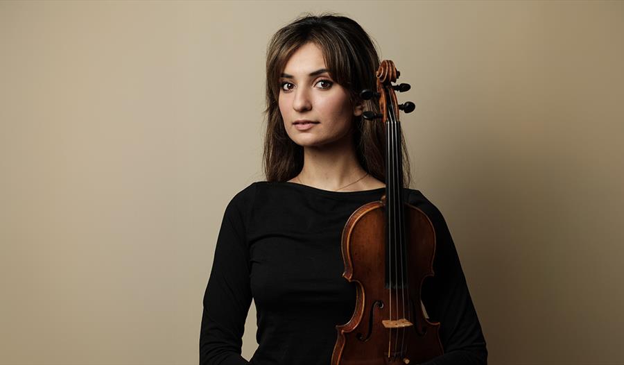 Ava Bahari med violin
